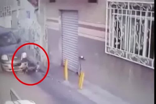 Automovilista arrolla brutalmente a ciclista y se da a la fuga en Guanajuato