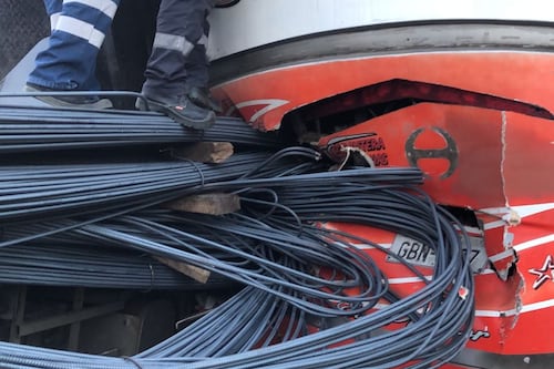 Varillas de hierro atraviesan bus y dejan al menos seis pasajeros heridos en vía a Daule