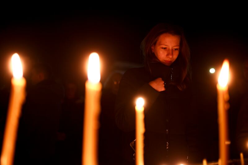 Una mujer, delante de las velas encendidas durante una vigilia en Kocani, Macedonia del Norte, el 18 de marzo de 2025, tras un masivo incendio en un club de ocio nocturno durante el fin de semana. (AP Foto/Armin Durgut)
