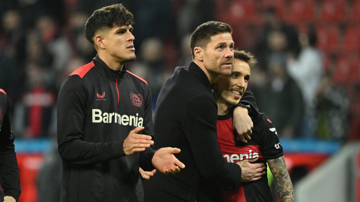 Piero Hincapié y Xabi Alonso en el Bayer Leverkusen