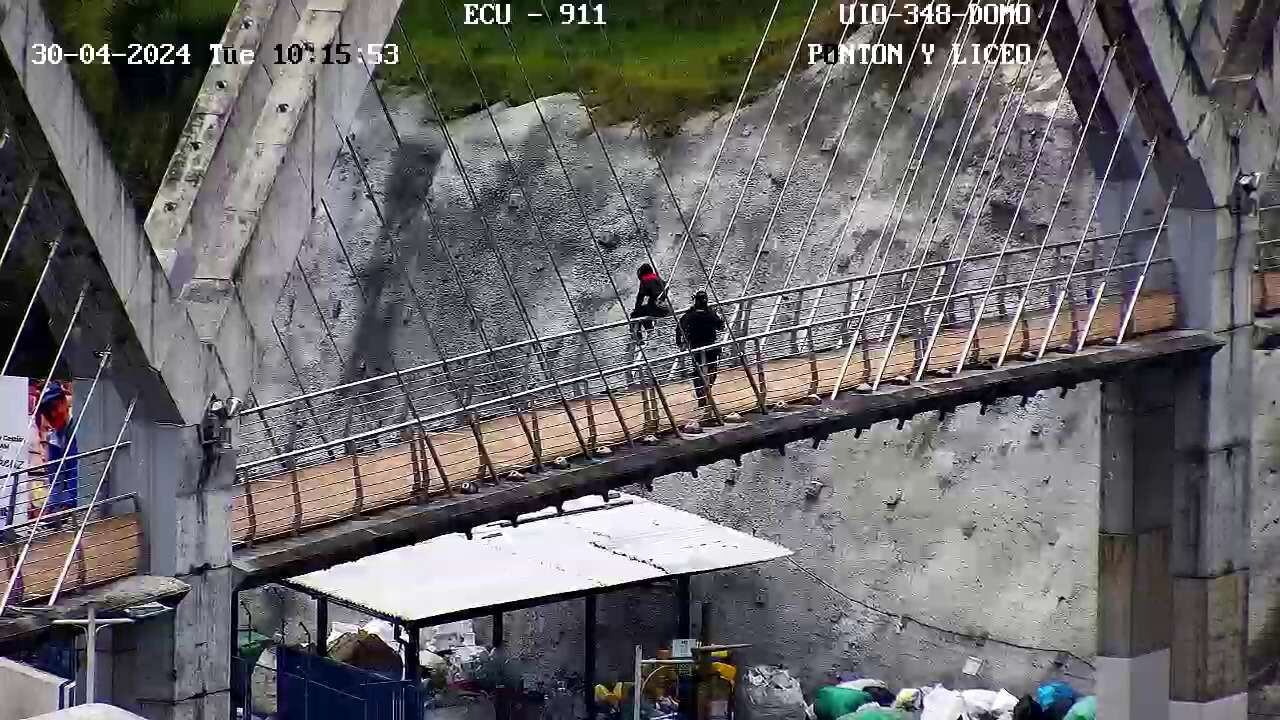 Quito: Cámaras captaron un intento de suicidio en el puente del parque Cumandá