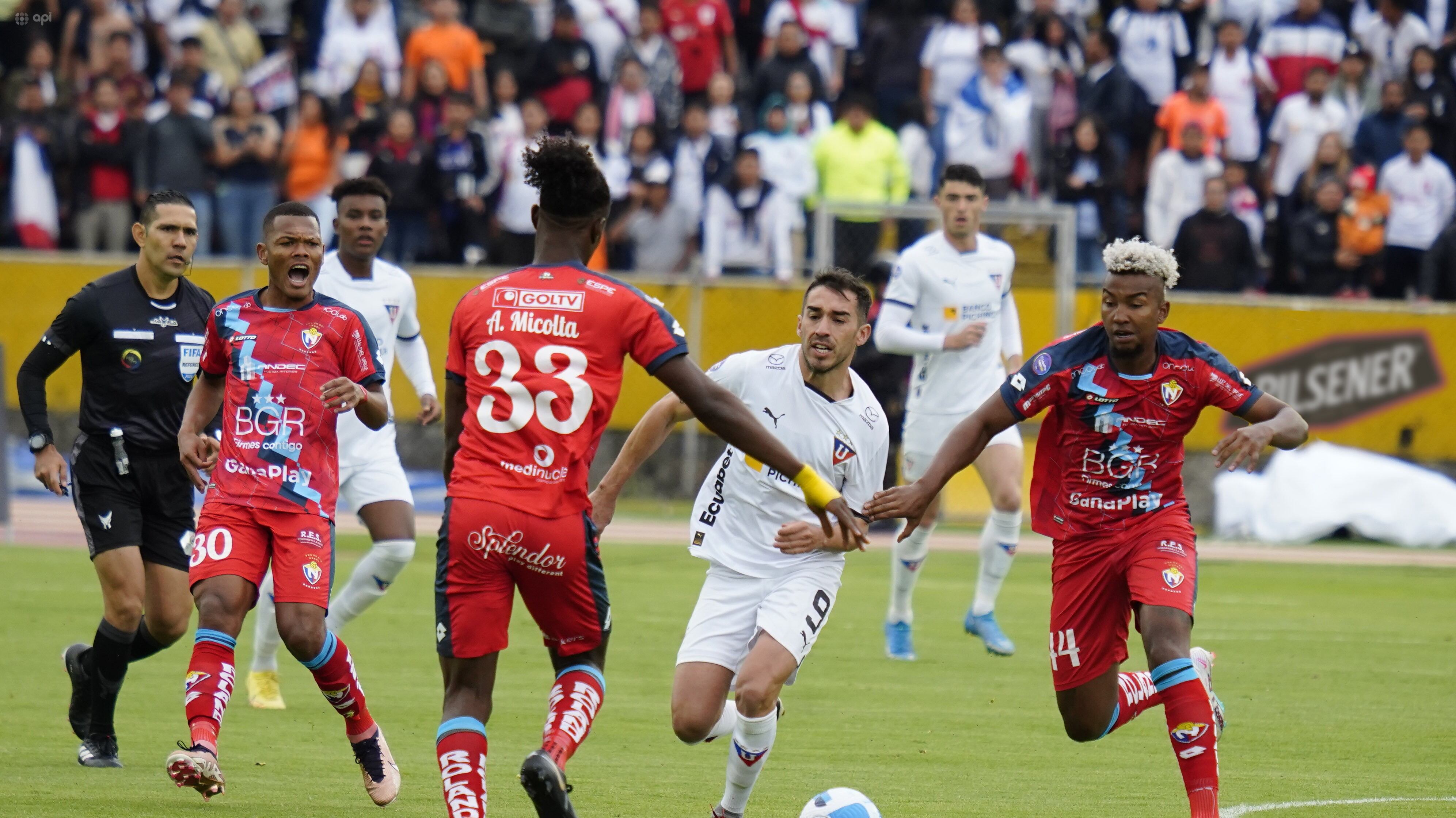 Lisandro Alzugaray disputa el balón ante Santiago Micolta