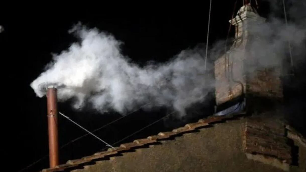 Fumata blanca que anunciaba la elección del Papa Francisco.