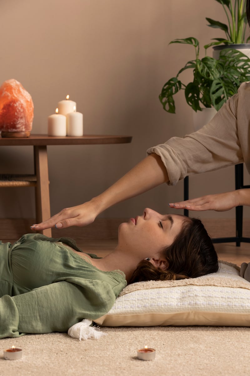 El Reiki se basa en el enfoque oriental de que todo ser vivo posee una energía vital que debe fluir correctamente. Foto: Freepik.