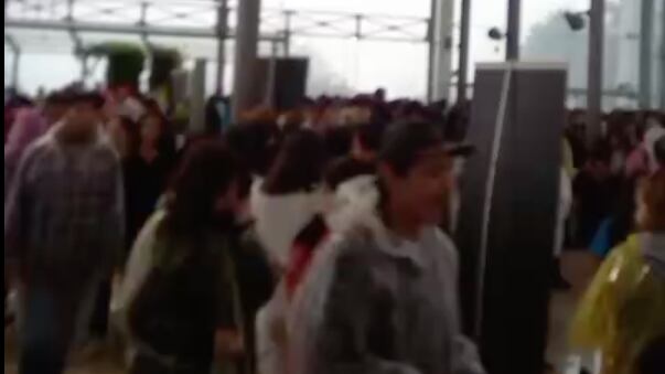 QuitoFest se suspendió por un momento sus presentaciones debido a la lluvia.