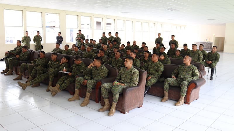 Policías y militares se preparan para resguardar los recintos electorales en Azuay.