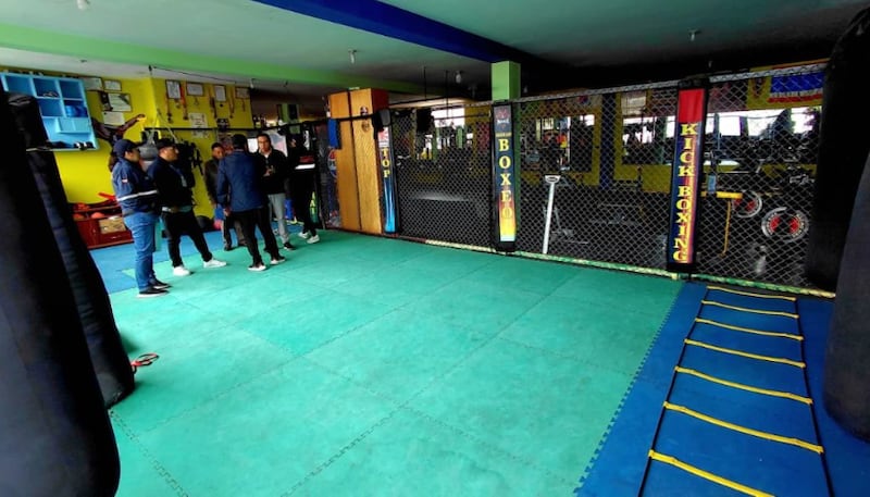 Clausuran gimnasio donde se realizaban peleas clandestinas en el norte de Quito: investigan la muerte de un adolescente. Foto: AMC