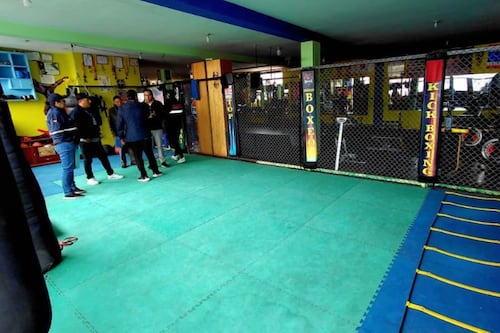 Clausuran gimnasio donde se realizaban peleas clandestinas en el norte de Quito: investigan la muerte de un adolescente