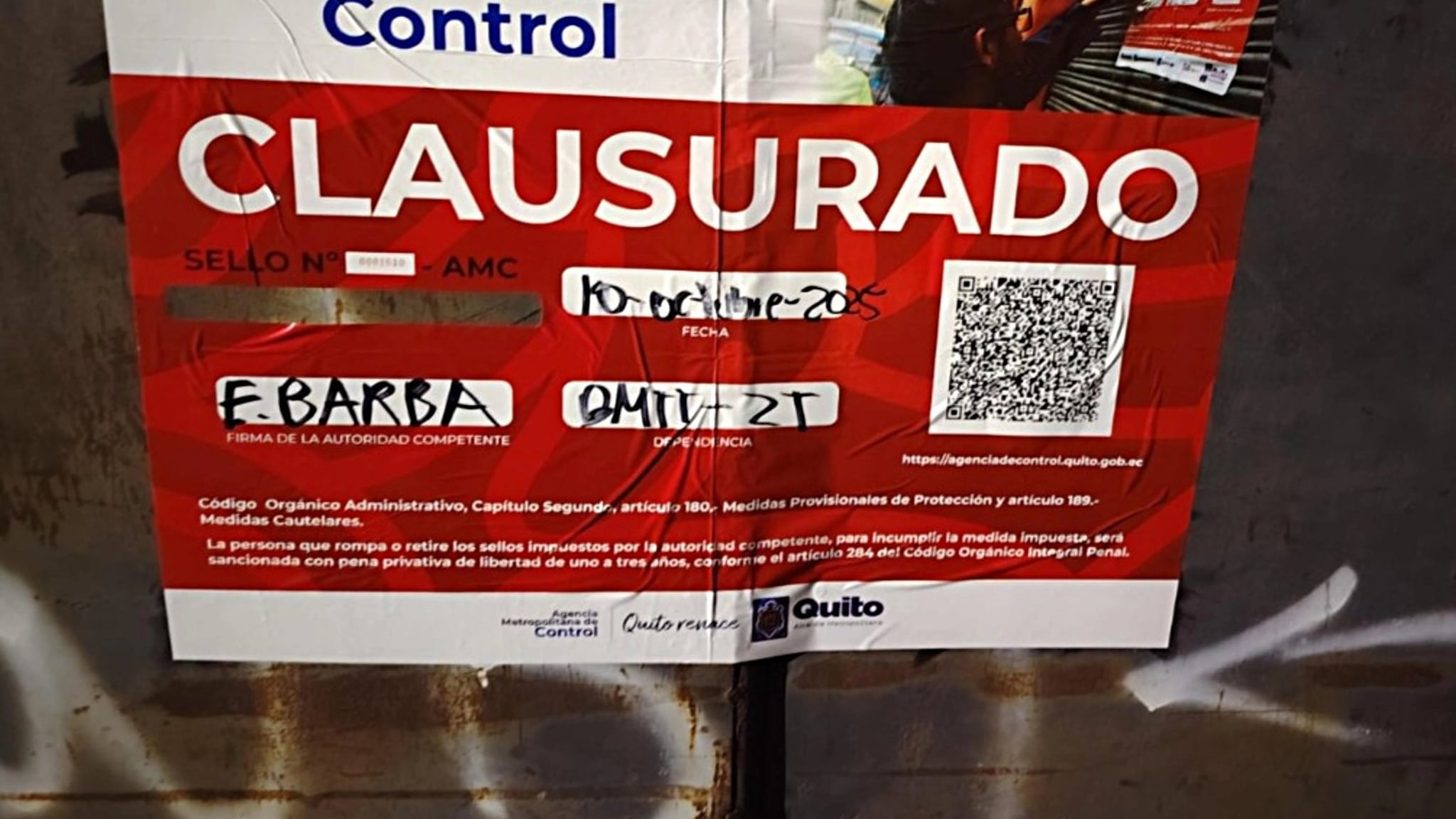 Camal clandestino clausurado en Quito: cabezas y vísceras fueron halladas sobre el piso