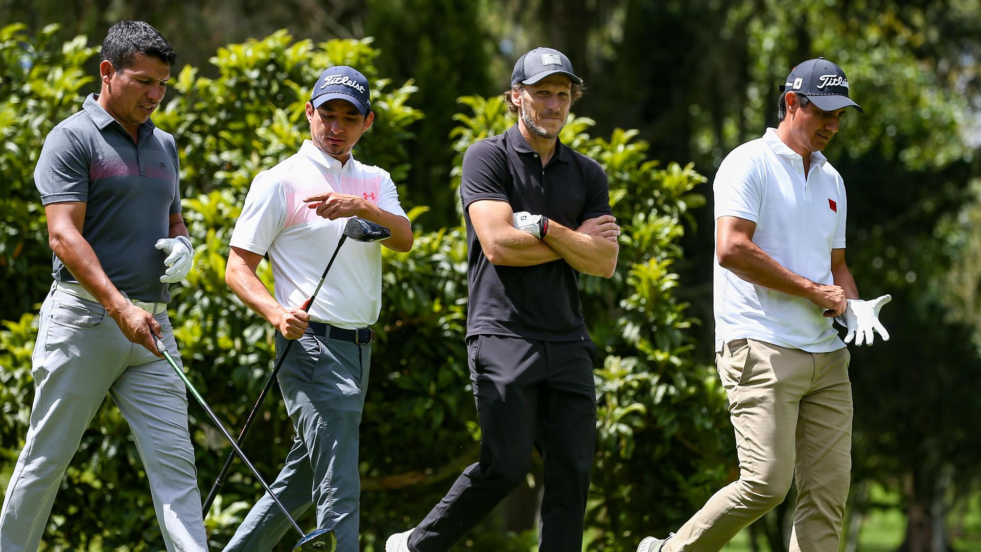 El exfutbolista Diego Forlán prueba sus dotes para el golf en el Abierto de Quito