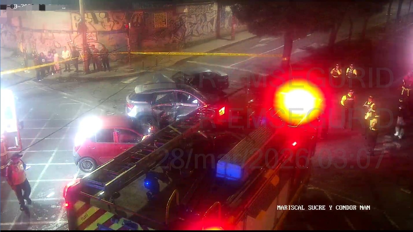 Accidente sobre la avenida Mariscal Sucre y calle Cóndor Ñan