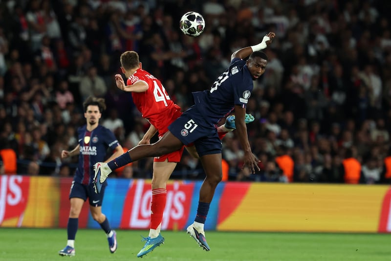 PARIS (France), 28/04/2026.- Josip Stanisic of Bayern Munich (L) in action against Willian Pacho of PSG during the UEFA Champions League semi-final match between Paris Saint-Germain and Bayern Munich in Paris, France, 28 April 2026. (Liga de Campeones, Francia) EFE/EPA/MOHAMMED BADRA