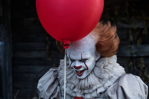Sin maquillaje: este es el actor que encarna al tenebroso payaso asesino en “It”