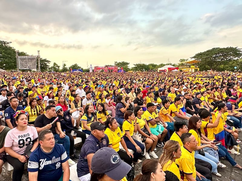 Camisetas, banderas, familias y mucha emoción marcaron la jornada en distintos puntos de la ciudad durante el debut de Ecuador en el Mundial 2026