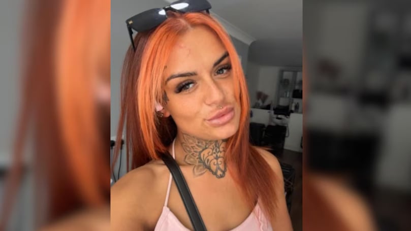 Acusó a su amiga de salir con su novio y la atacó a golpes con una botella