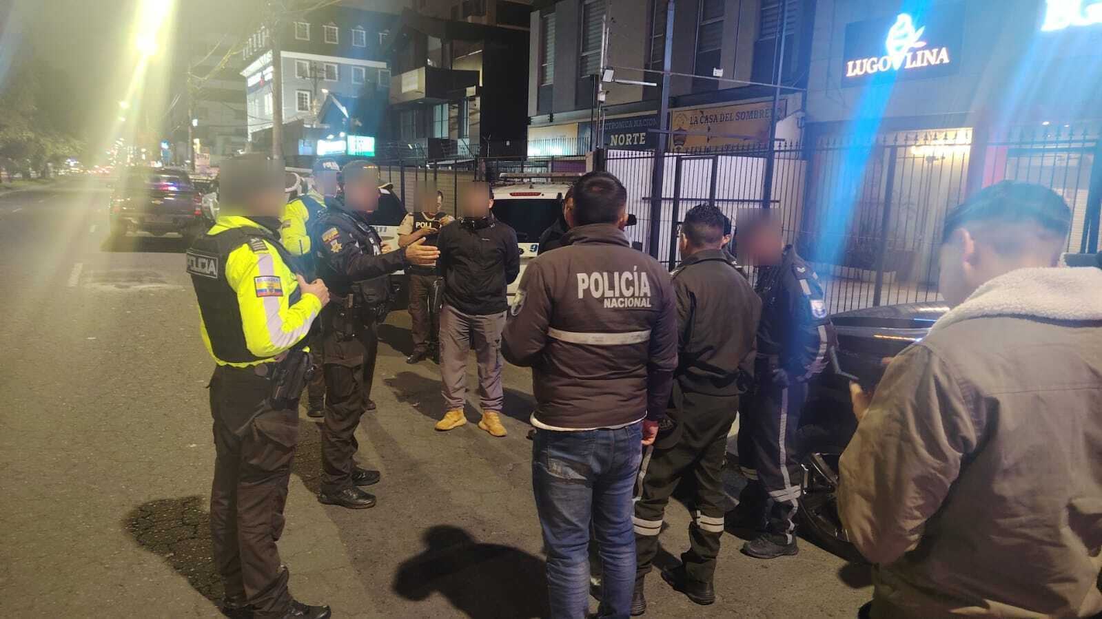 Hombre recibe tres impactos de bala en violento asalto en los exteriores de centro comercial en el norte de Quito