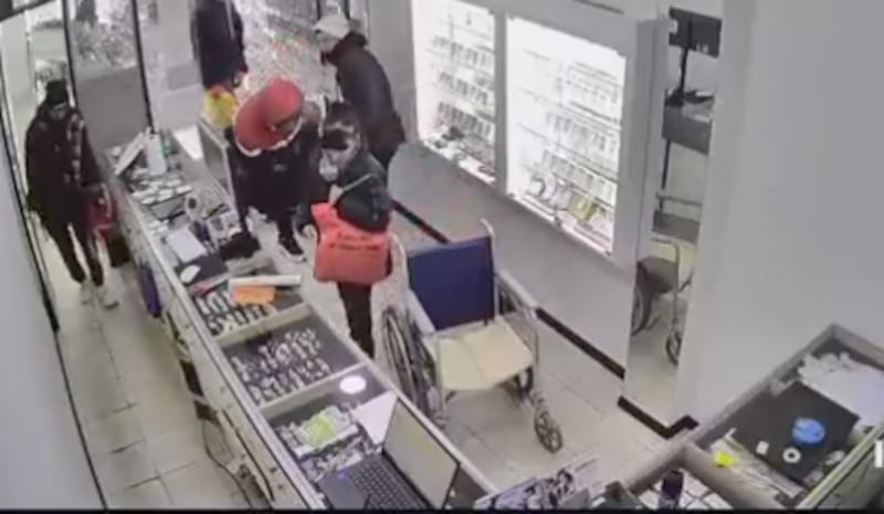 Un grupo de delincuentes armados robó una joyería en Solano fingiendo una discapacidad. Amenazaron a empleados, arrastraron a un hombre y huyeron con joyas.
