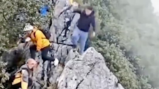 Tragedia en la montaña: hombre cae por un acantilado de 50 metros