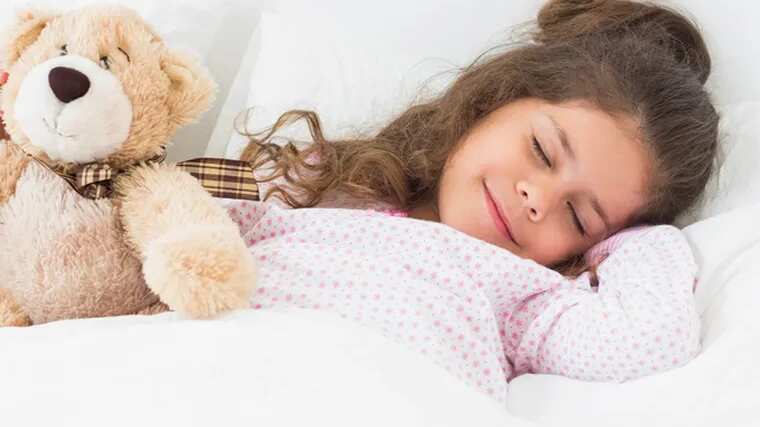 Niña durmiendo en su cama