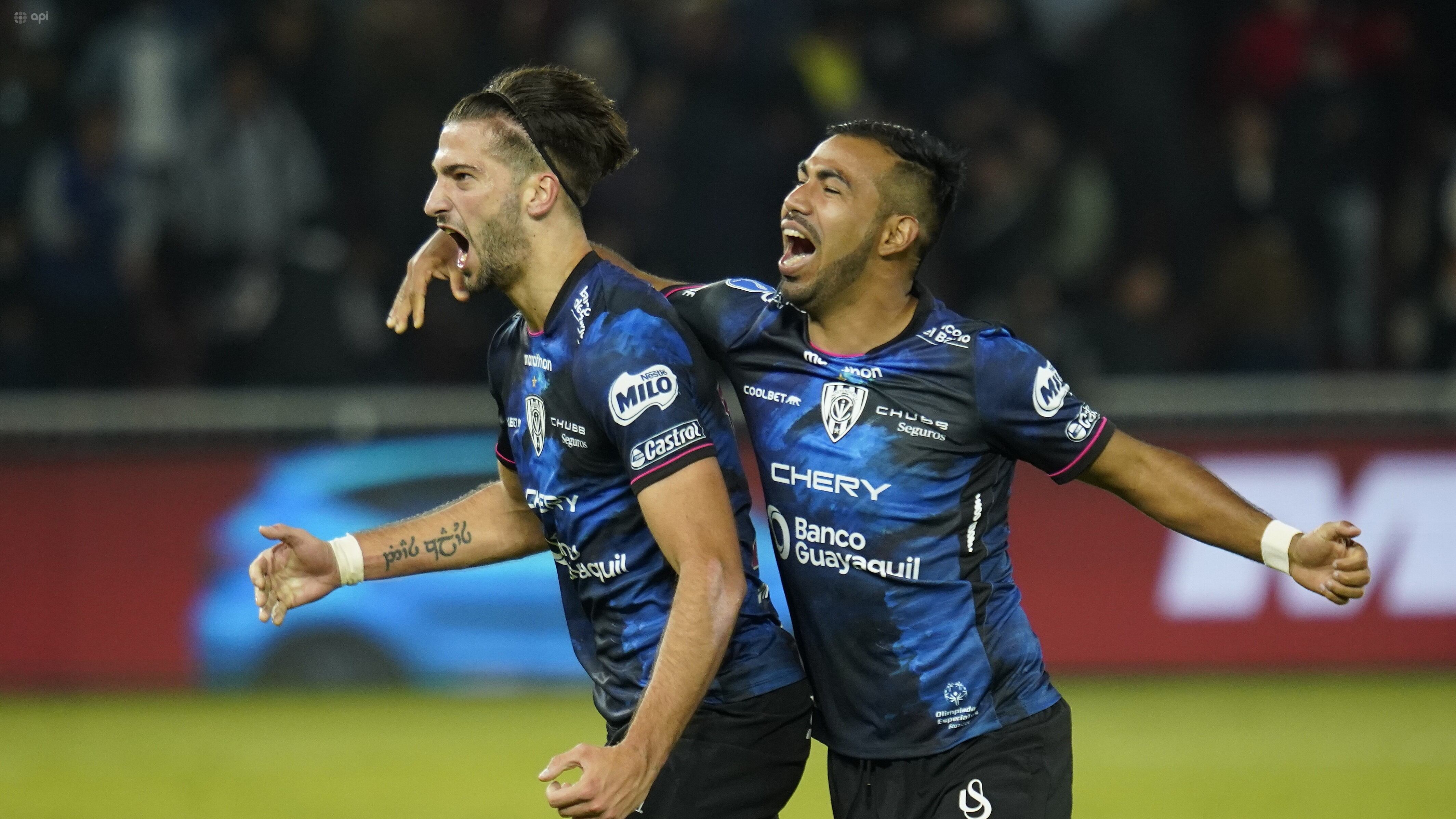 Lautaro Díaz y Junior Sornoza celebran el tercer gol del Independiente del Valle en Quito.