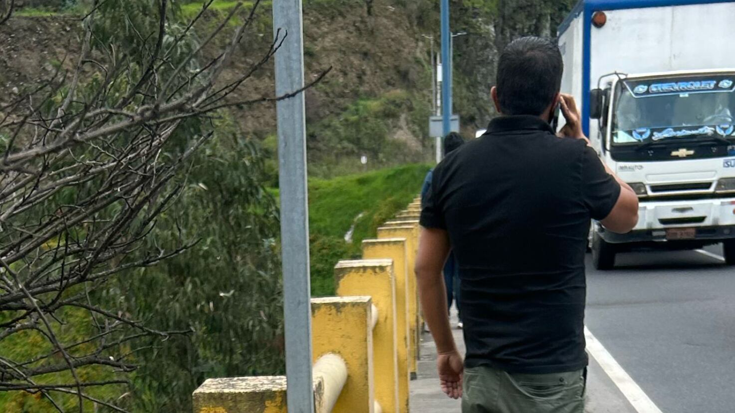 Agentes de control evitan que joven se quite la vida en el norte de Quito