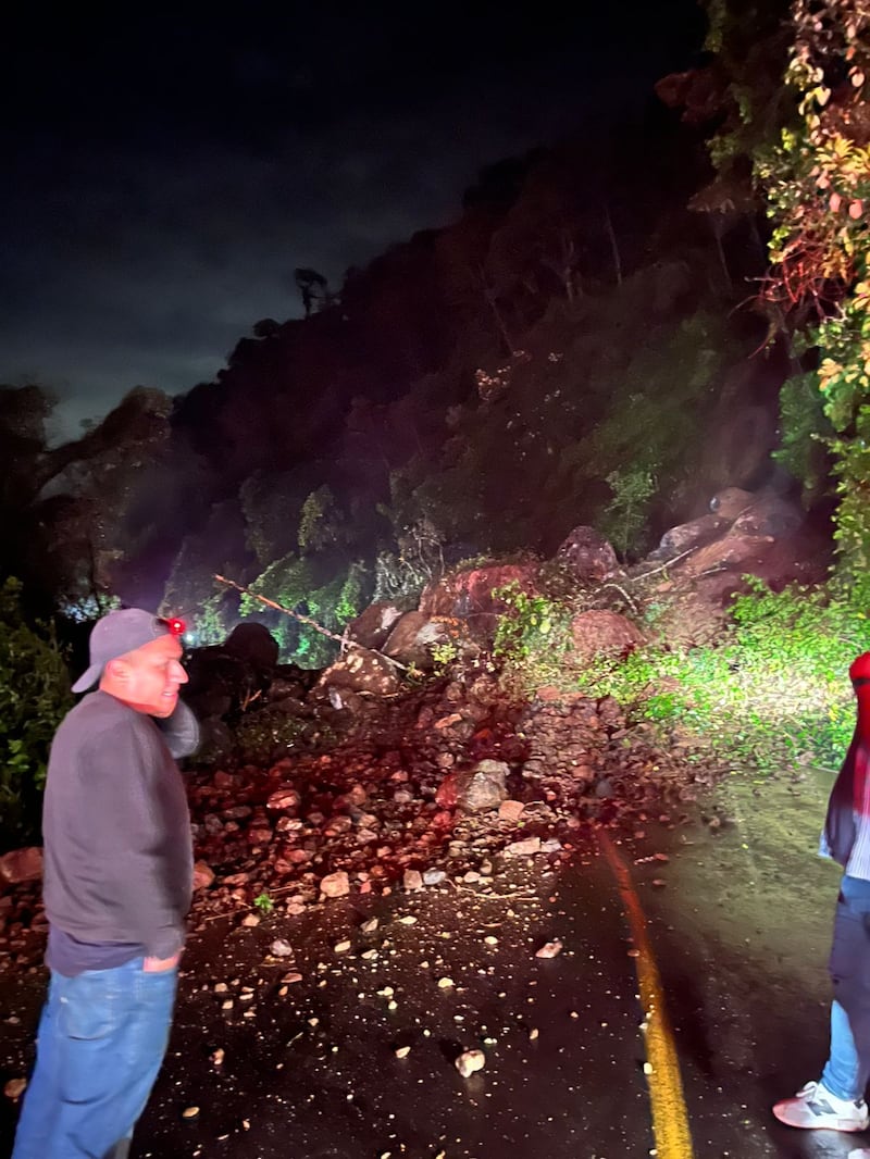 Tierra y rocas de gran tamaño, las mismas están obstaculizando la vía Calacali - La Independencia