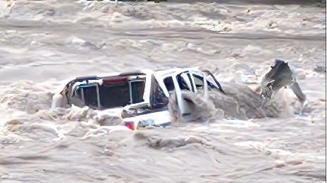 Camioneta cae al Río Upano