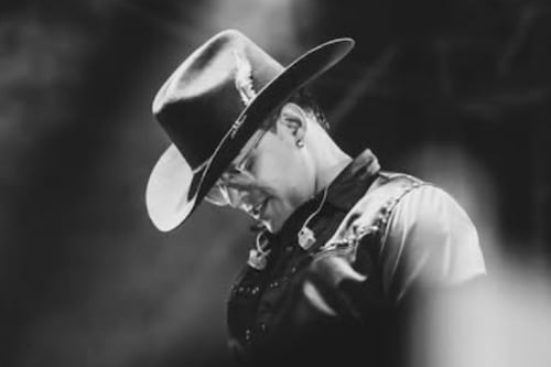 Familiares y amigos le dan el último adiós a Yeison Jiménez