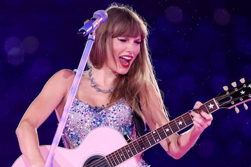 Hombre pagó más de 4 mil dólares por una supuesta guitarra de Taylor Swift solo para destrozarla en señal de protesta