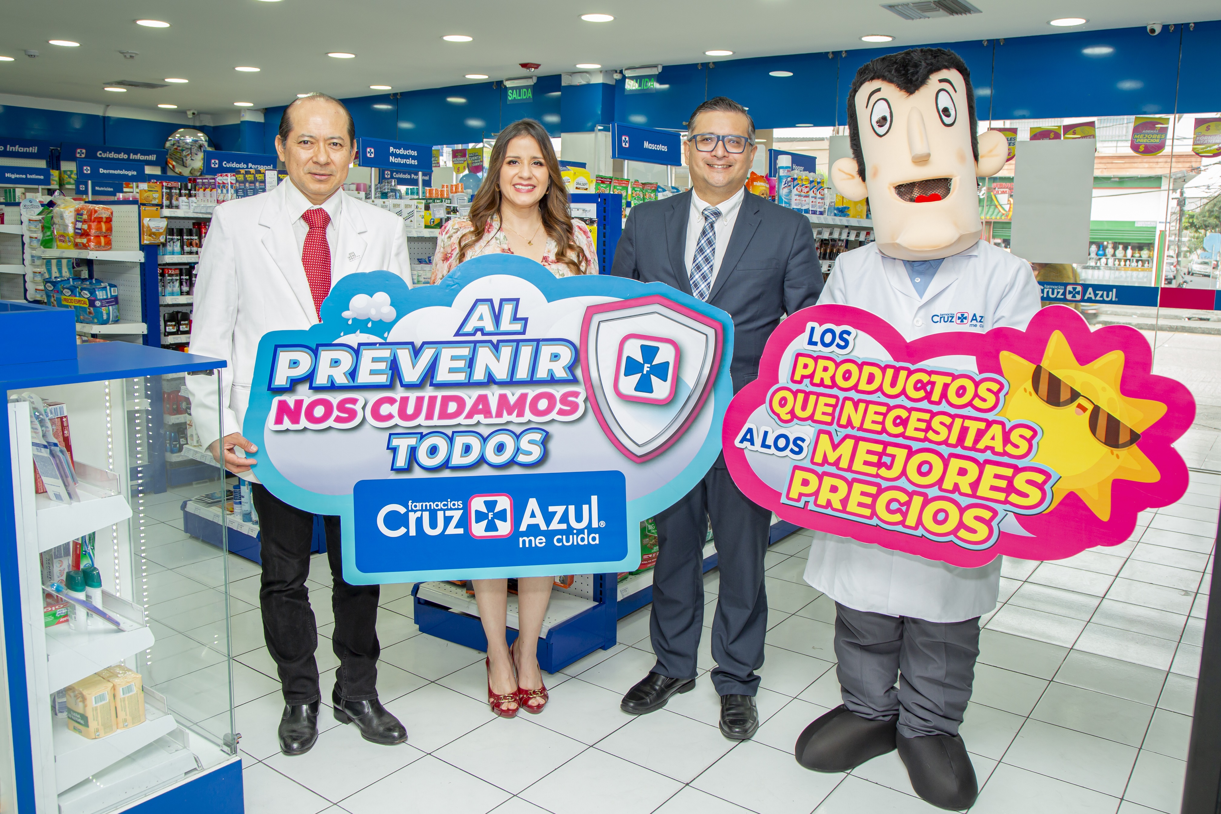 Doc Eduardo Pactong, asesor médico Grupo DIFARE, Alexandra Villavicencio, jefe de Marketing de Farmacias Cruz Azul y Víctor Chong, gerente de Mercadeo Farmacias.