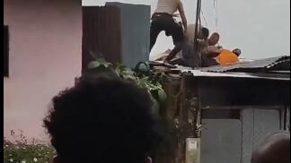 Policías caen del techo en Santo Domingo de los Tsáchilas tratando de atrapar a un delincuente