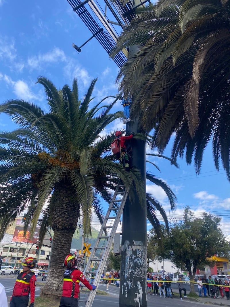 Rescatan a hombre sobre una valla publicitaria en Ibarra
