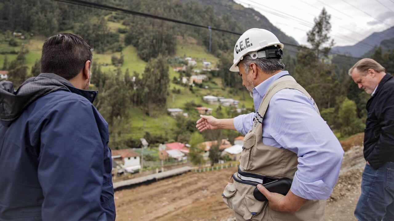 Recorre obras de la vía Cuenca-Molleturo