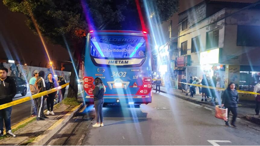 Policía murió arrollado por un bus urbano en el norte de Quito