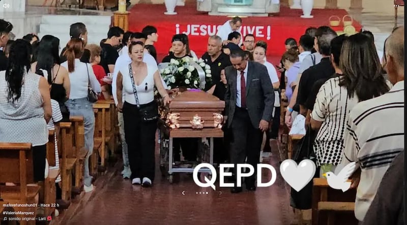 Familiares y amigos dan el último adiós a Valeria Márquez en Guadalajara