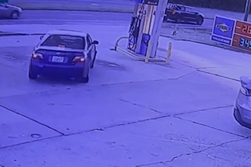 Roba un auto y al descubrir que había un bebé a bordo, decide regresarlo