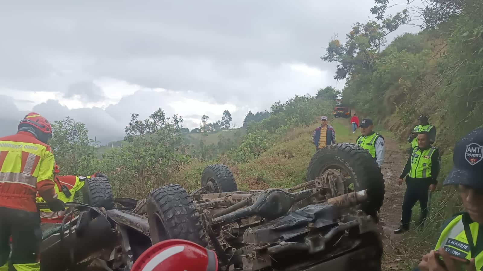 Quito: personas heridas tras volcamiento de vehículo en vía a San José de Minas
