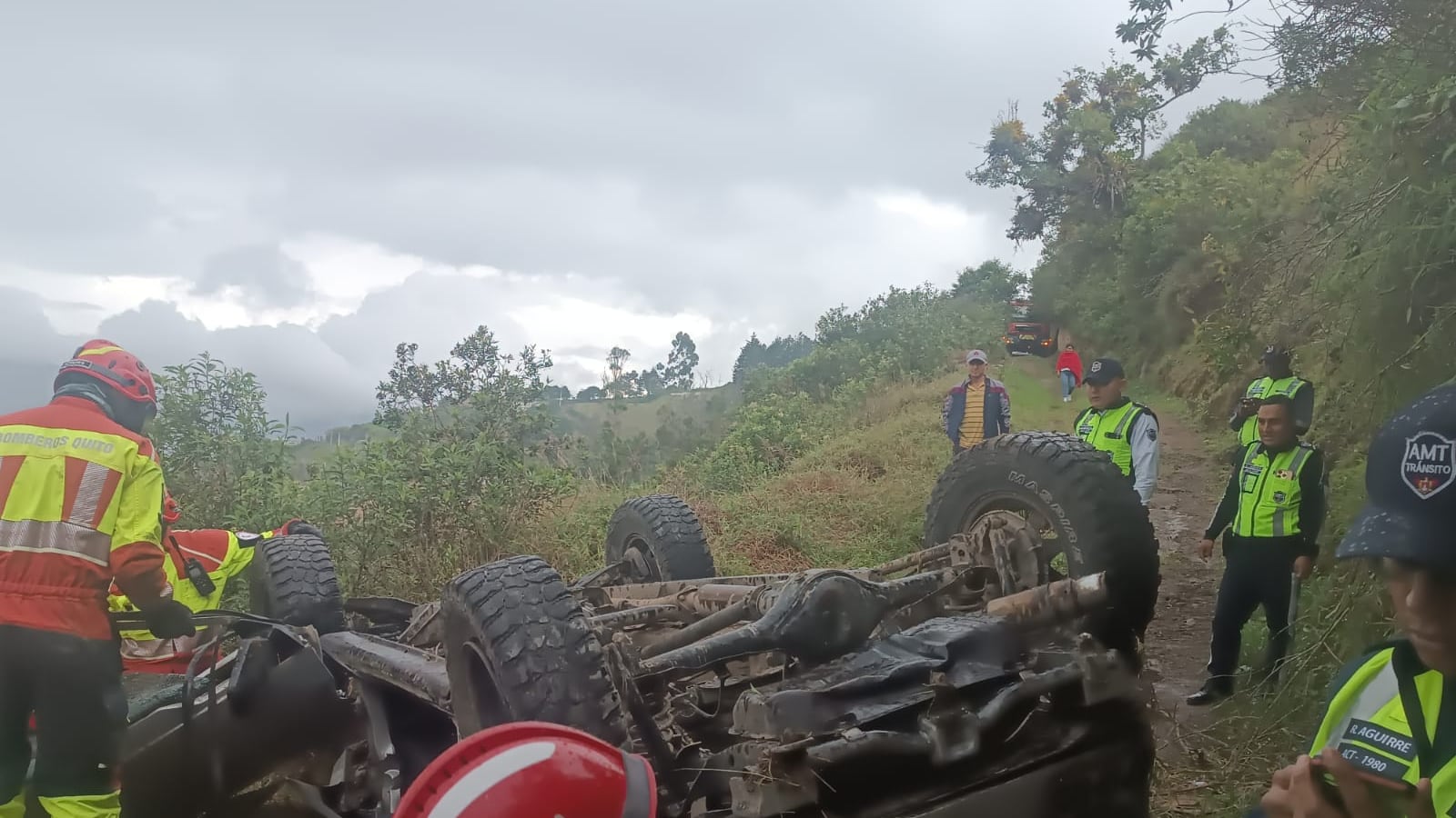 Quito: personas heridas tras volcamiento de vehículo en vía a San José de Minas
