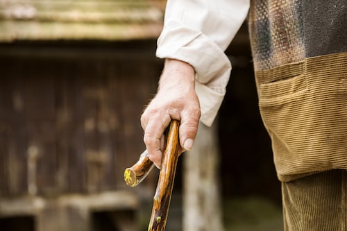 Anciano de 89 años fue golpeado en geriátrico: el ataque quedó grabado