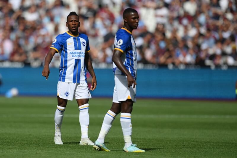 Pervis Estupiñán y Moisés Caicedo con el Brighton