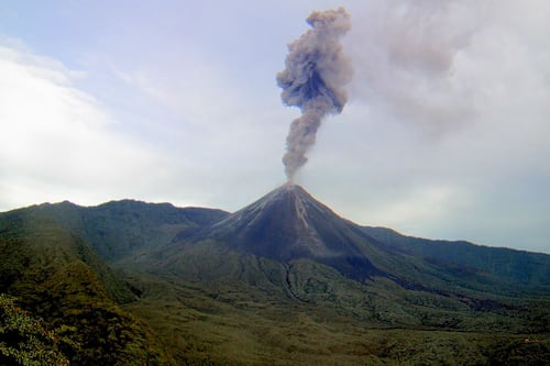 Volcán El Reventador expulsa material y mantiene alerta naranja