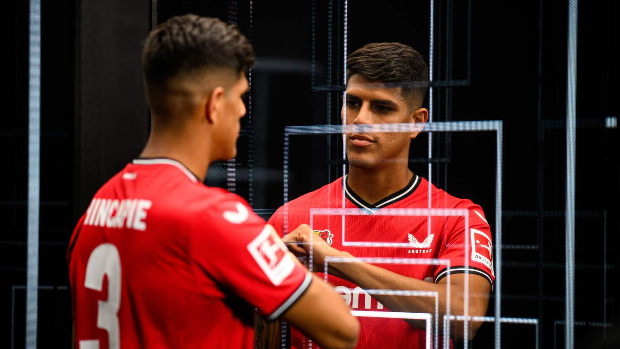Piero Hincapie con la camiseta 2022-2023 del Leverkusen