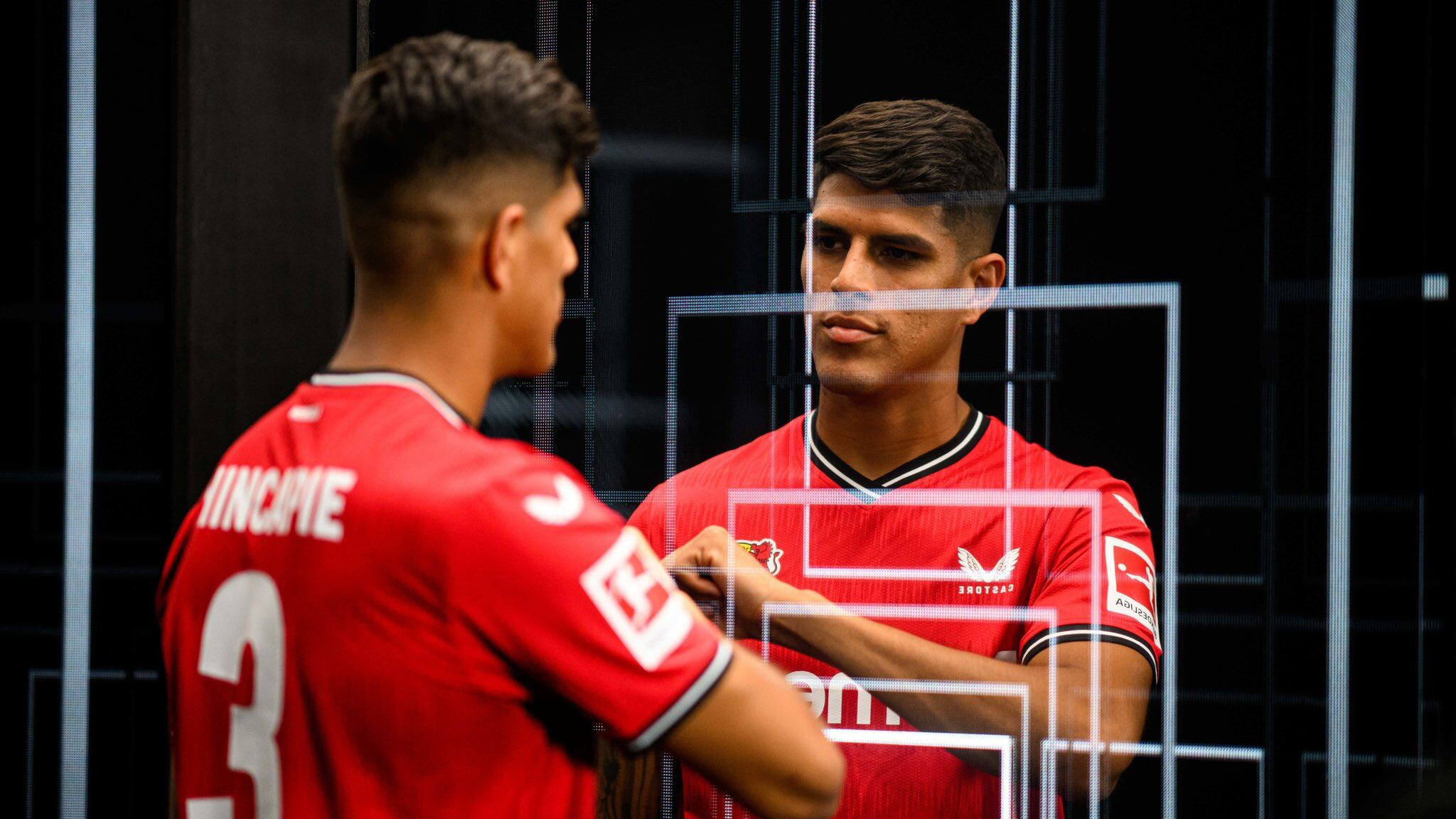 Piero Hincapie con la camiseta 2022-2023 del Leverkusen