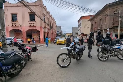 Dos jóvenes mueren electrocutados mientras limpiaban una terraza en Manabí