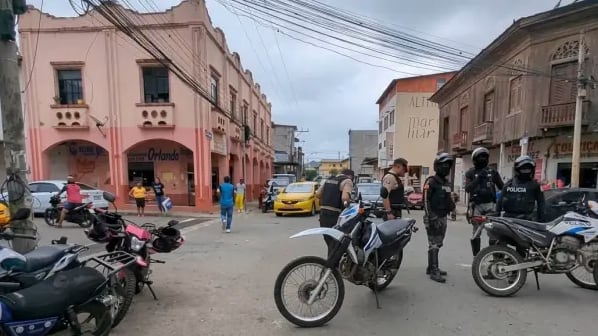 Dos jóvenes mueren electrocutados mientras limpiaban una terraza en Manabí
