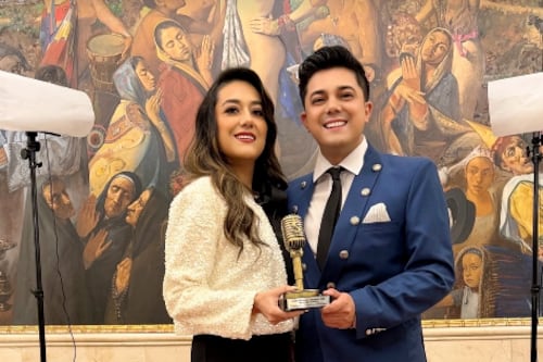 Willie y Paola Tamayo reciben premio en honor a su madre Paulina Tamayo