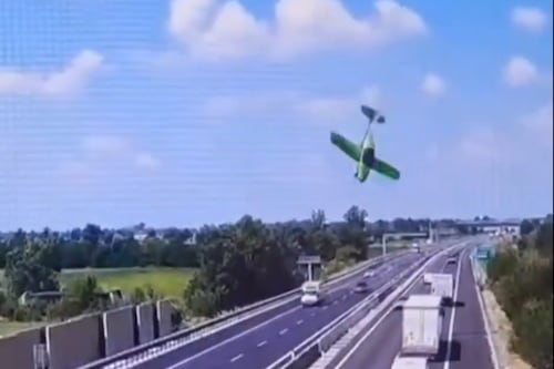 VIDEO: Avioneta se estrella en una autopista y deja dos muertos al norte de Italia
