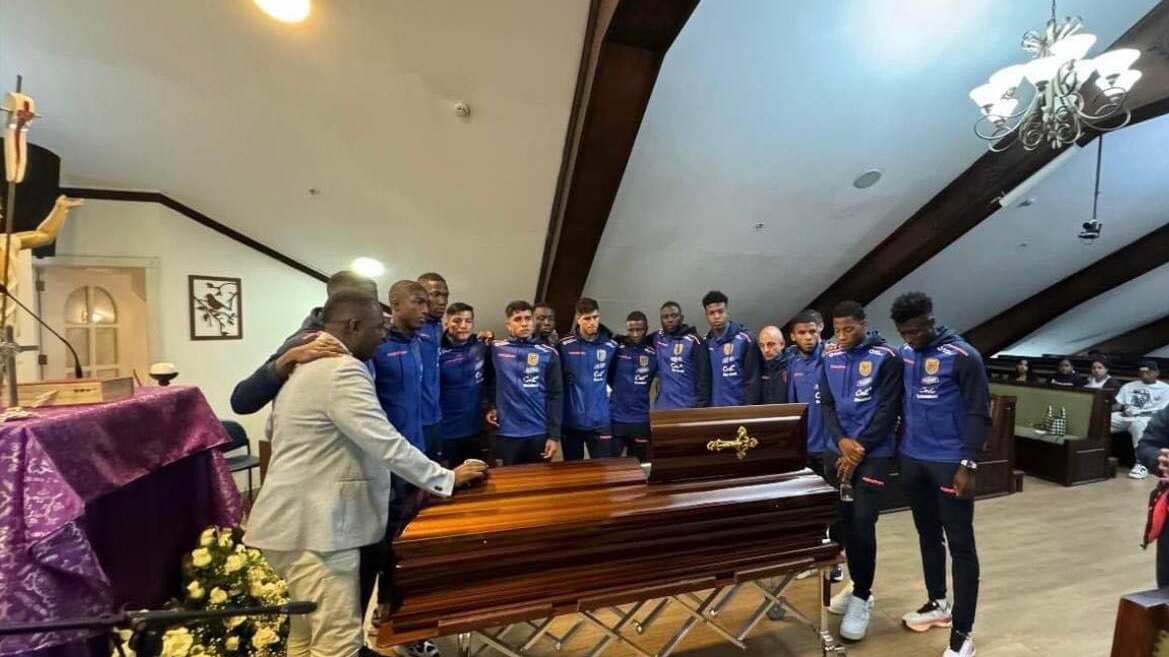 Jugadores de la selección en el funeral de Roberto Cabezas