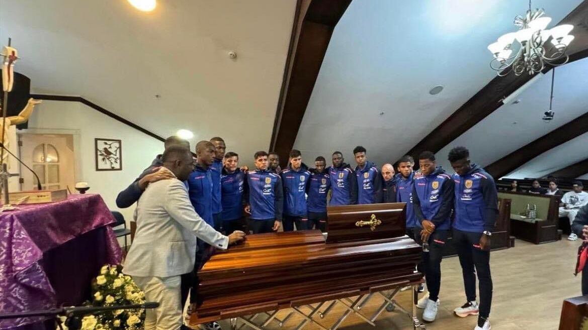 Jugadores de la selección en el funeral de Roberto Cabezas