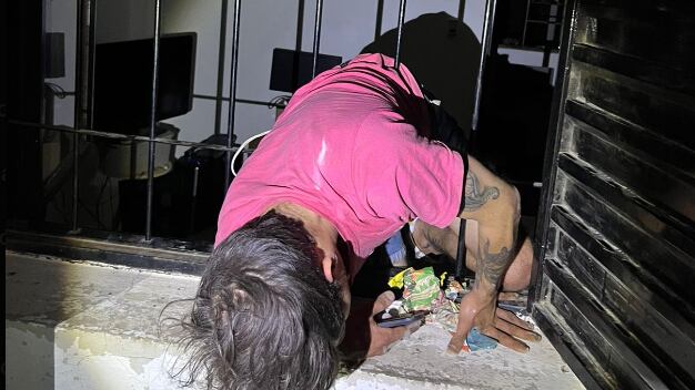Quiso entrar a robar una casa y quedó atrapado en una reja
